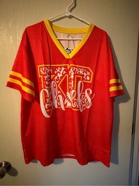 Women’s Red & Yellow 'KC Chiefs' Tee - Team Spirit V-Neck Size XL NWT